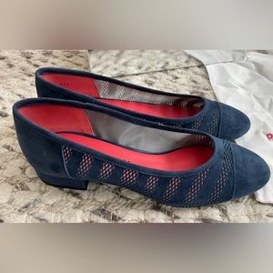BRAND New Pas De Rouge Navy Flats 39 1/2